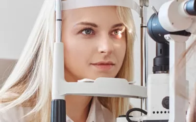 blond-woman-gets-eye-checked